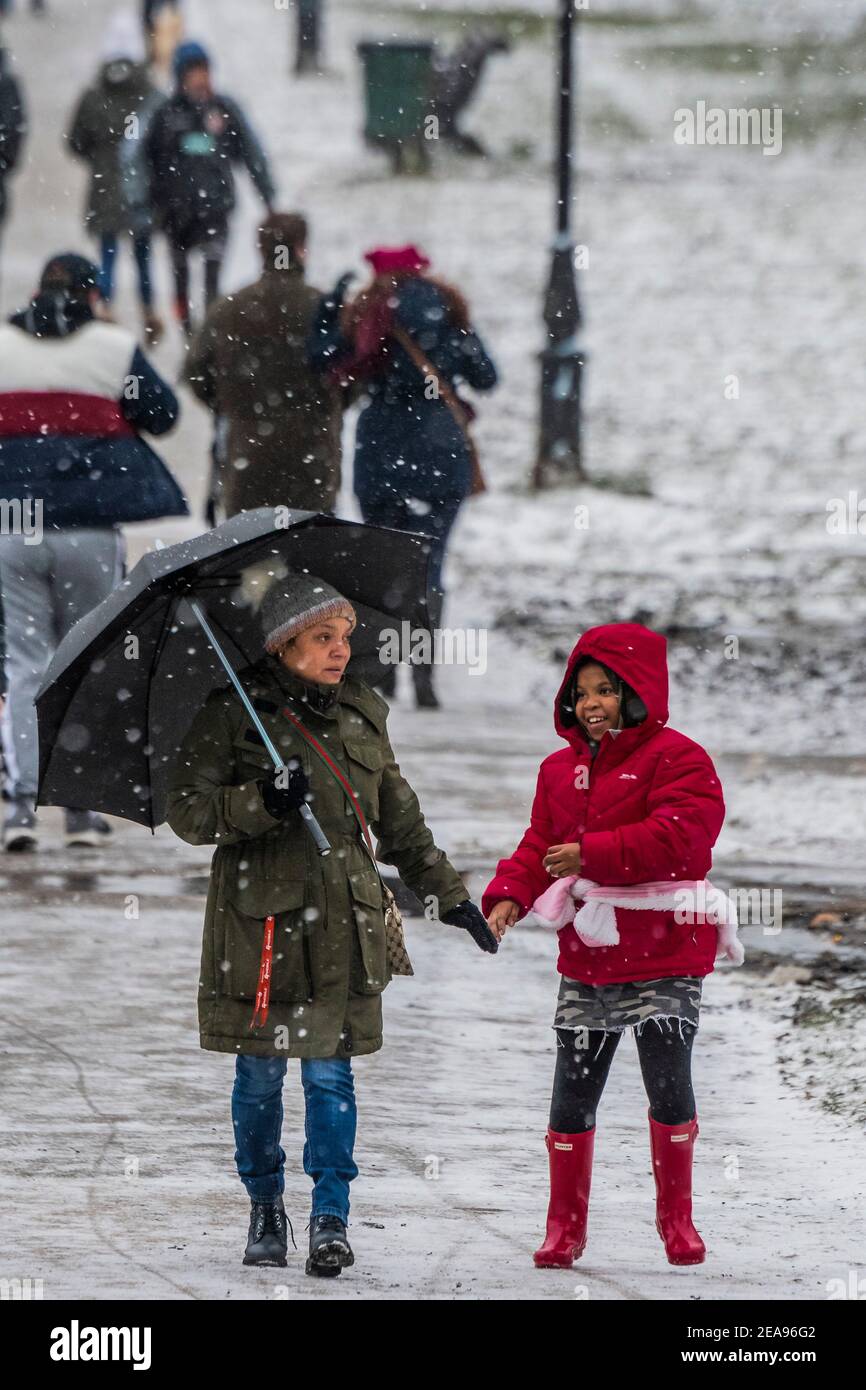 Londra, Regno Unito. 8 Feb 2021. Una fredda giornata innevata sul Clapham Common. E 'abbastanza occupato, nonostante Lockdown 3, come la gente cerca aria fresca e l'esercizio. Credit: Guy Bell/Alamy Live News Foto Stock