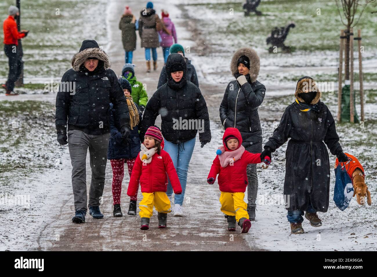 Londra, Regno Unito. 8 Feb 2021. Una fredda giornata innevata sul Clapham Common. E 'abbastanza occupato, nonostante Lockdown 3, come la gente cerca aria fresca e l'esercizio. Credit: Guy Bell/Alamy Live News Foto Stock