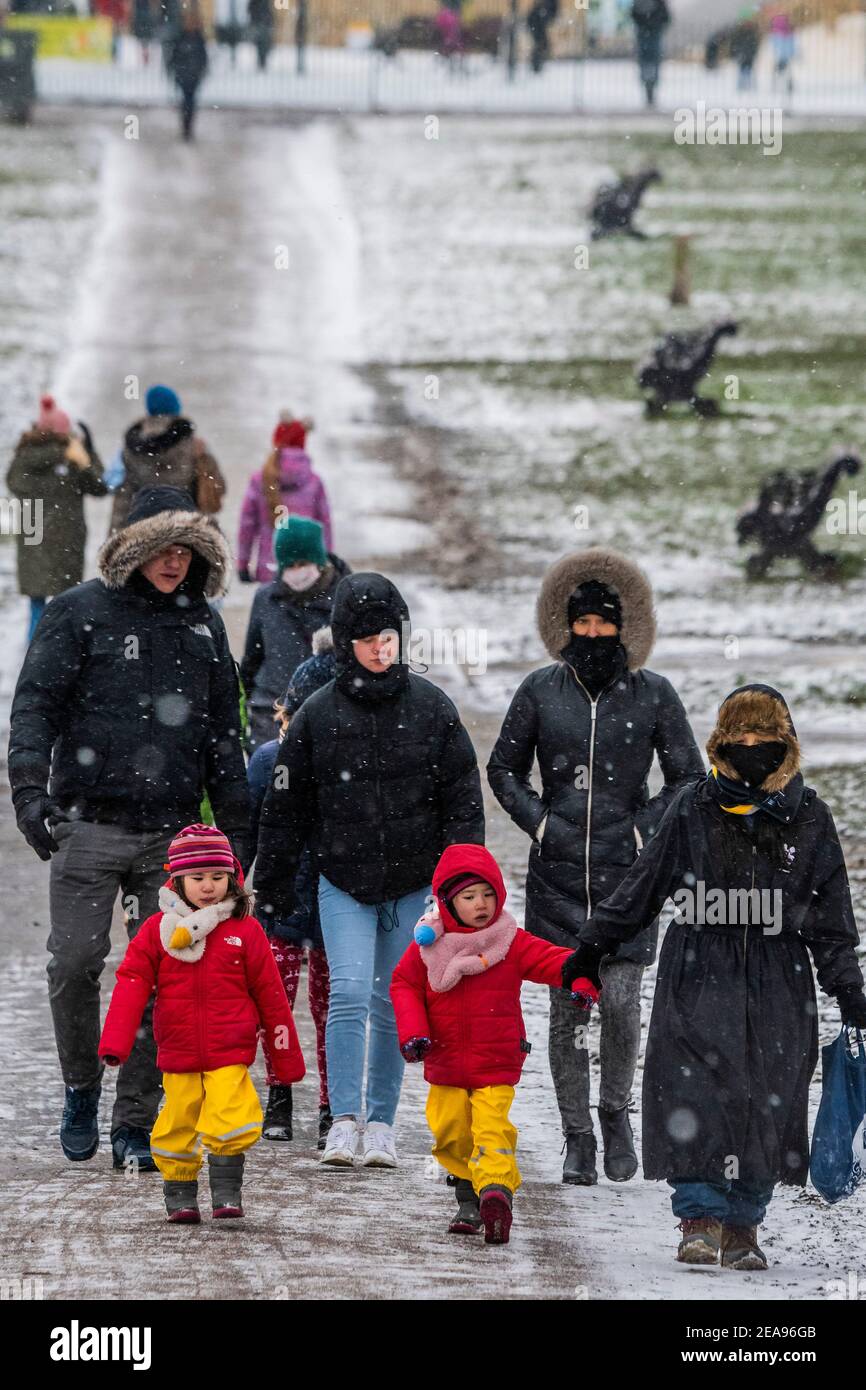 Londra, Regno Unito. 8 Feb 2021. Una fredda giornata innevata sul Clapham Common. E 'abbastanza occupato, nonostante Lockdown 3, come la gente cerca aria fresca e l'esercizio. Credit: Guy Bell/Alamy Live News Foto Stock