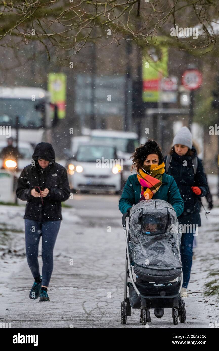 Londra, Regno Unito. 8 Feb 2021. Una fredda giornata innevata sul Clapham Common. E 'abbastanza occupato, nonostante Lockdown 3, come la gente cerca aria fresca e l'esercizio. Credit: Guy Bell/Alamy Live News Foto Stock