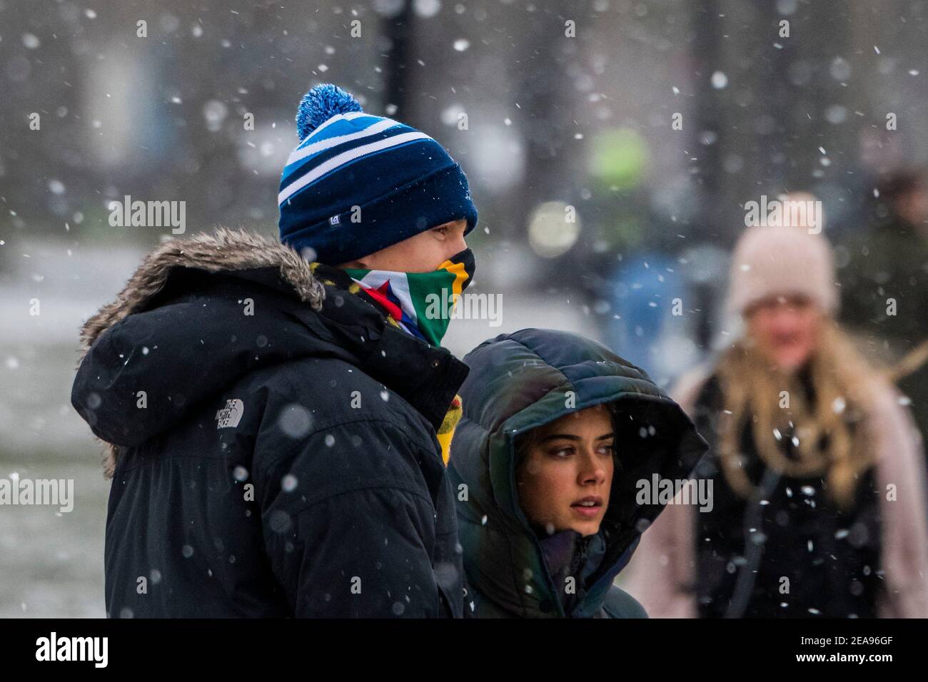 Londra, Regno Unito. 8 Feb 2021. Maschera sudafricana - una fredda giornata di neve sul Clapham Common. E 'abbastanza occupato, nonostante Lockdown 3, come la gente cerca aria fresca e l'esercizio. Credit: Guy Bell/Alamy Live News Foto Stock