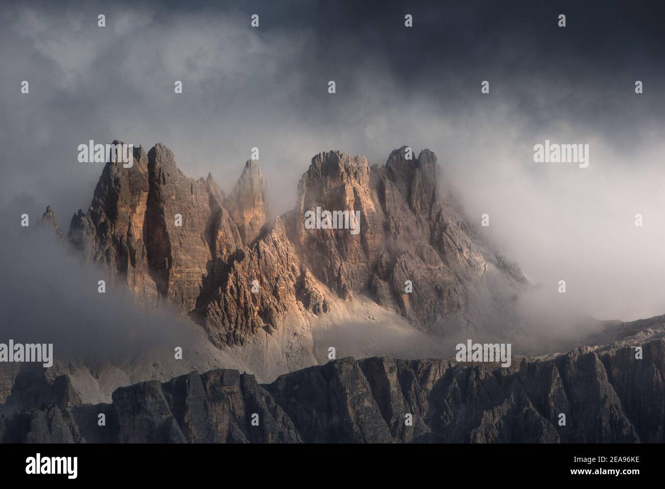 Tramonto vicino alle cinque Torri. Suggestive formazioni di sommità circondate da nuvole minacciose sono illuminate dal sole Foto Stock