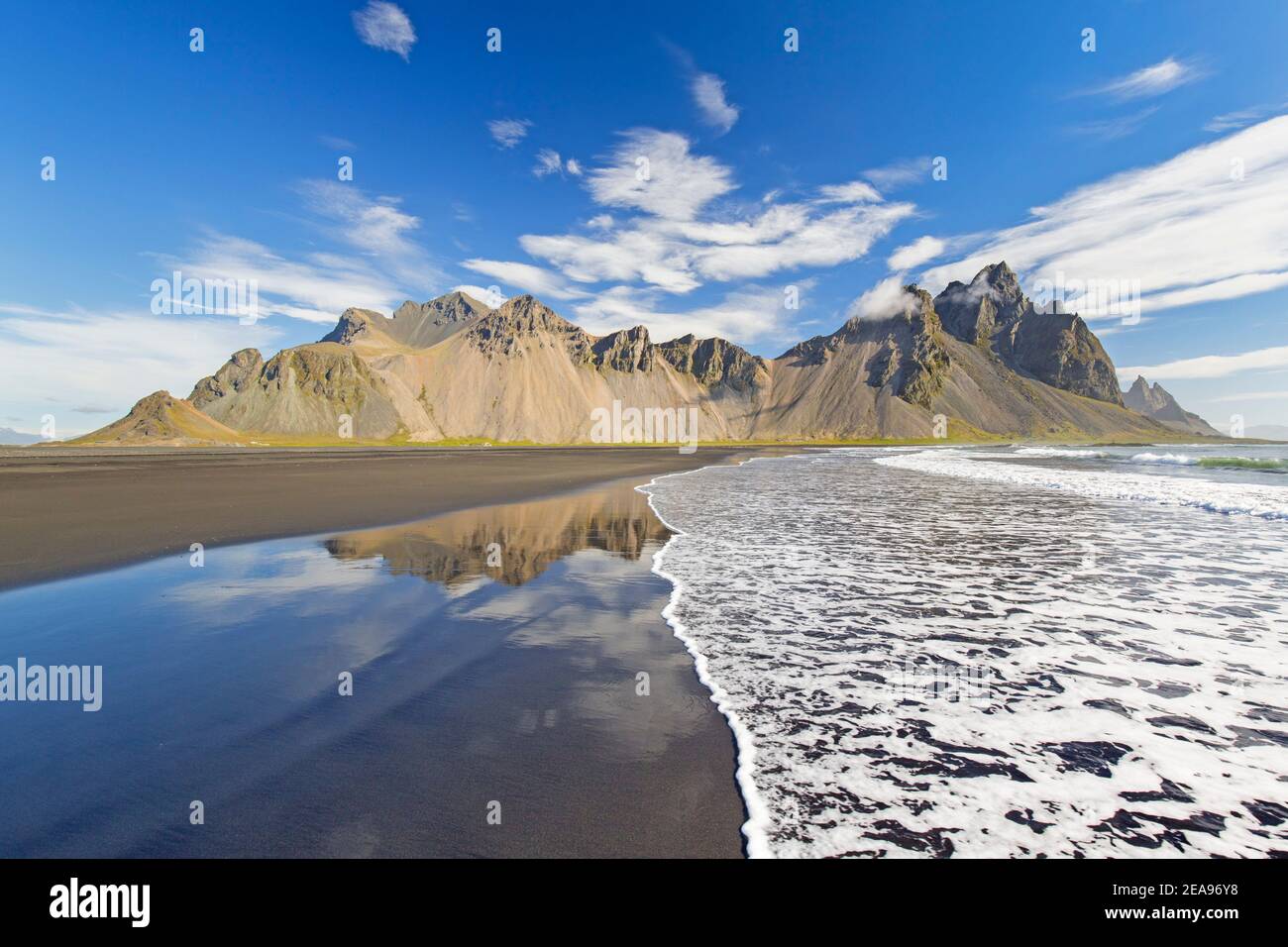 Vestrahorn / Vesturhorn, montagna scree fatta di rocce gabbro e granofire, parte della catena montuosa di Klifatindur a Stokksnes, Islanda Foto Stock