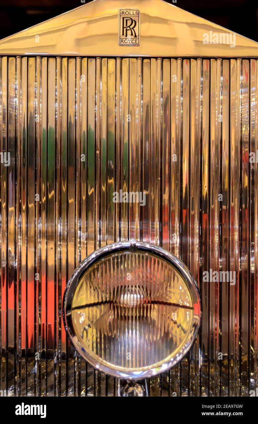 golden lucido radiatore di fronte di una macchina dalla società Rolls Royce dal 1938 in una mostra a Tulln, Austria Foto Stock