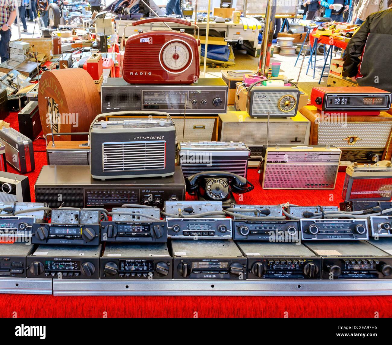 Mercato all'aperto con autoradio usate e radio a transistor in una fiera per le auto classiche a Tulln, Austria Foto Stock