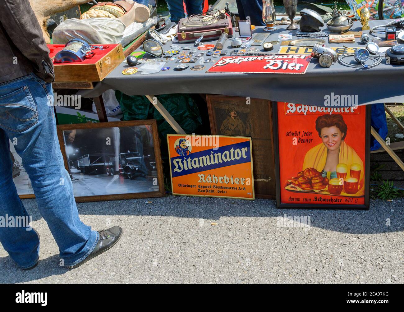 Mercato delle pulci all'aperto con vecchi cartelli promozionali smaltati per la birra a Tulln, Austria Foto Stock
