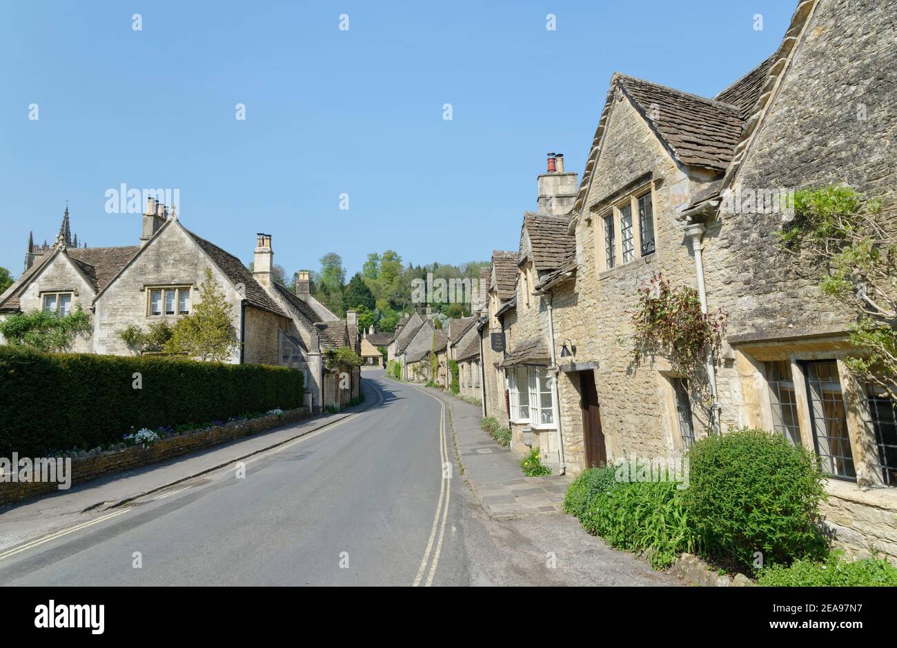 Castle Combe Village, strada principale che conduce al Market Cross, deserta durante il primo periodo di blocco di Coronavirus, Wiltshire, Regno Unito, aprile 2020. Foto Stock