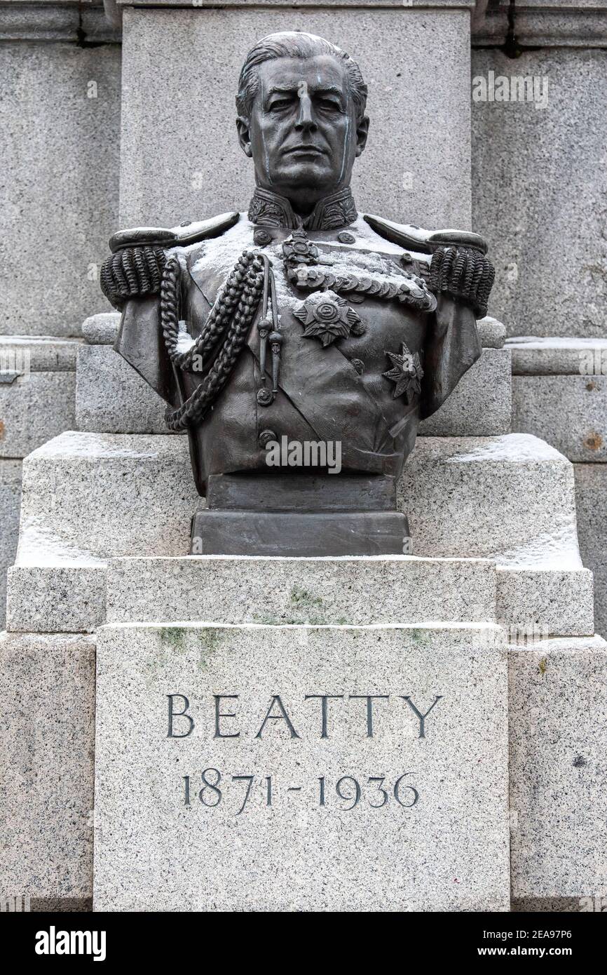 Londra, Regno Unito. 8 febbraio 2021. Una leggera polvere di neve su un busto di Lord Beatty su una base di granito nella Trafalgar Square di Londra durante la tempesta Darcy. Credit: SOPA Images Limited/Alamy Live News Foto Stock