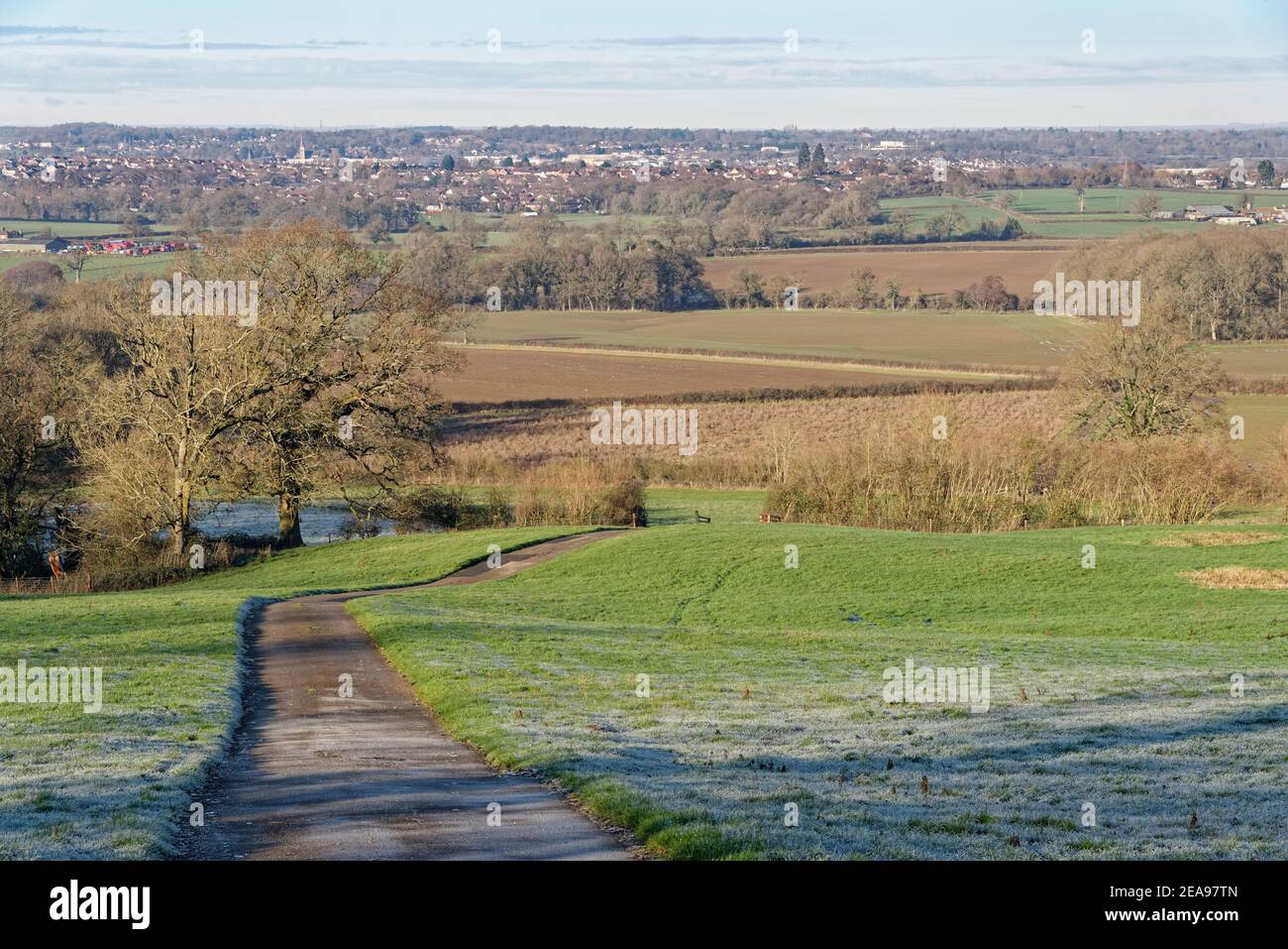 Vista di Chippenham da Nocketts Hill, vicino a Derry Hill, Wiltshire, Regno Unito, dicembre 2020. Foto Stock