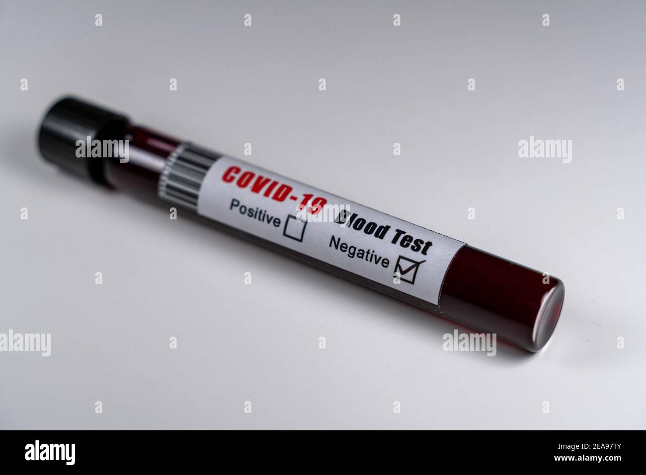 Provetta per campioni di sangue COVID-19 negativa. Primo piano isolato su sfondo bianco. Corona virus Foto Stock