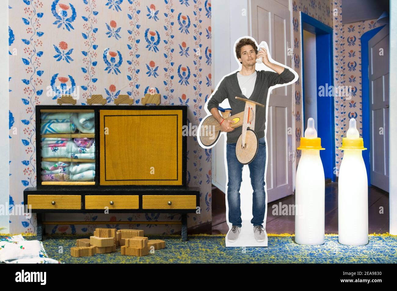 figura ritagliata, uomo, bici da bilanciamento, biberon, carta da parati fotografica, mobili soggiorno, temperatura sensazione, tappeto, padre, fiori Foto Stock