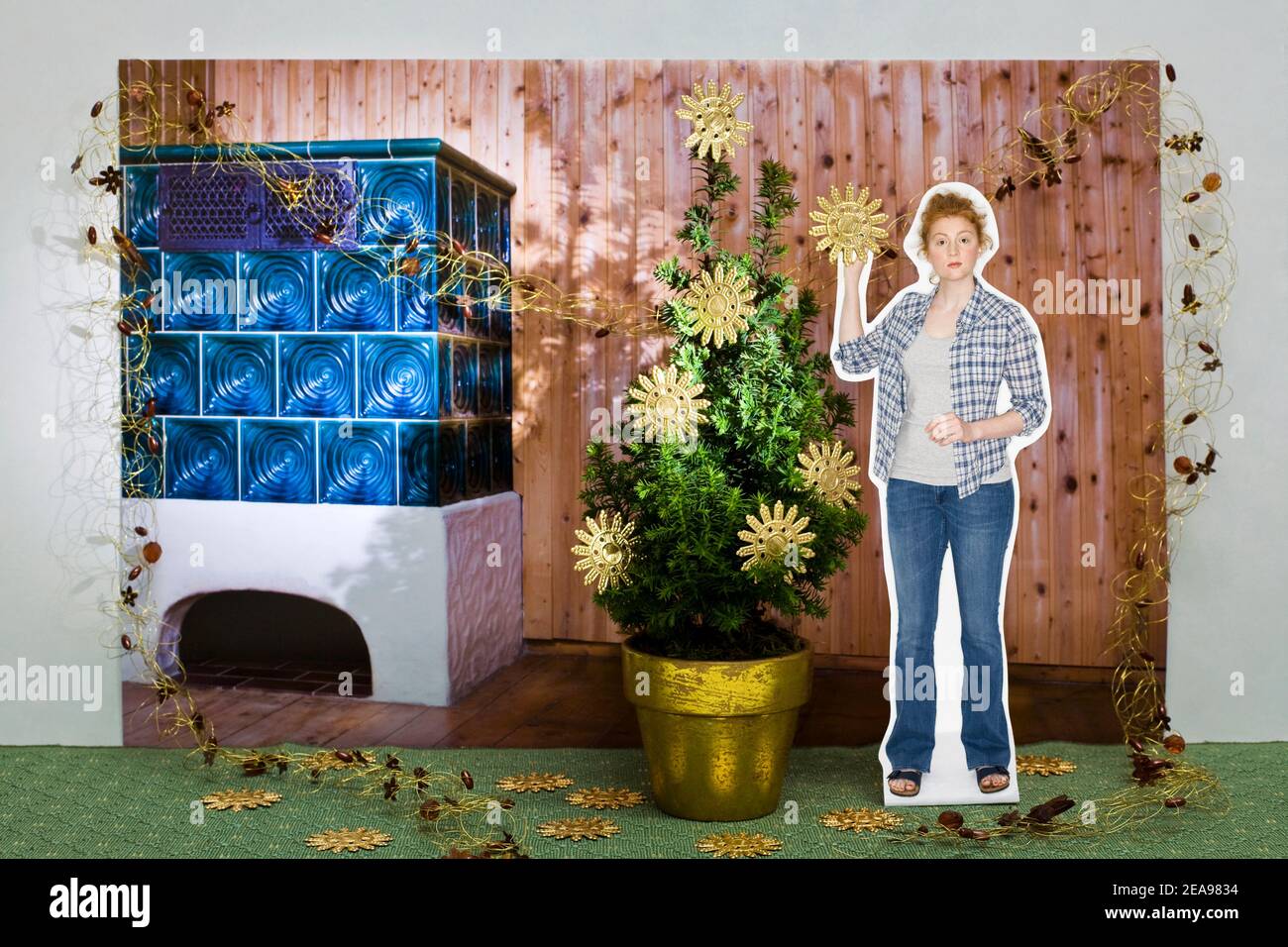 Donna decora mini albero di Natale, accanto a stufa in maiolica, di fronte a muro di legno, collage foto Foto Stock
