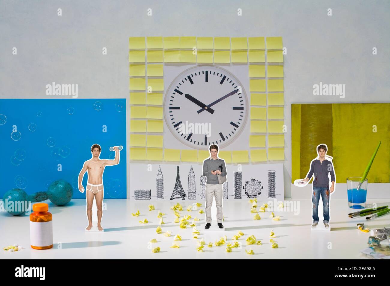Figure ritagliate, orologio, manubri, post-it, 3 figure, blu, giallo, bianco, telefono cellulare tipizzato, allenamento muscolare, tavolozza di pittura, casa della bambola Foto Stock