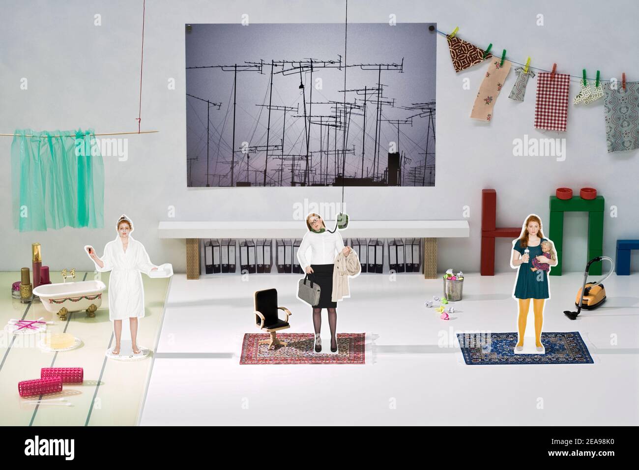 Figure ritagliate, donna, madre, donna di carriera, accappatoio, vasca da bagno, arricciacapelli, sedia da ufficio, aspirapolvere, tenda doccia, biancheria, mobili, casa della bambola, cartella, tappeto antenna, secchio per la pulizia, colorato Foto Stock