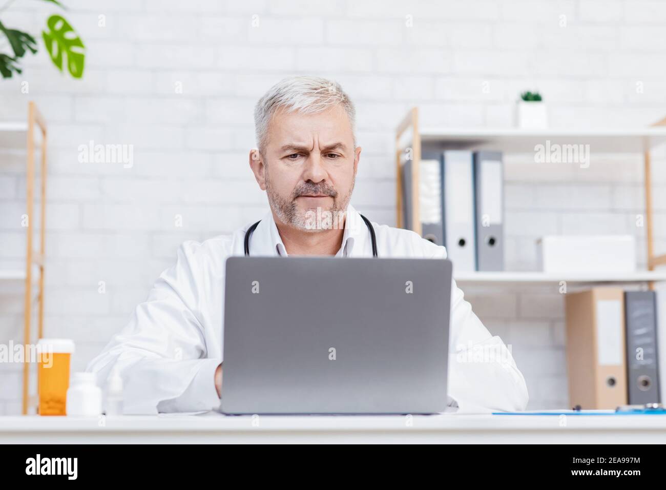 Visita e consultazione online con medico e moderna applicazione medica Foto Stock
