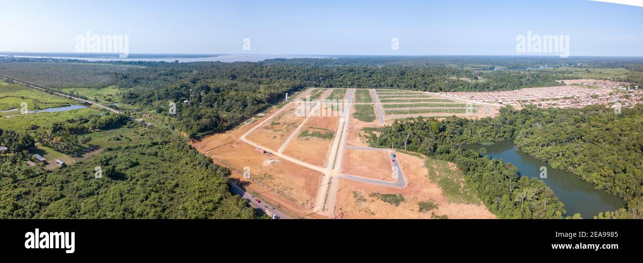 Vista aerea panoramica del quartiere della città in costruzione nella zona di deforestazione nella foresta amazzonica, Brasile. Concetto di ambiente, ecologia, eco Foto Stock