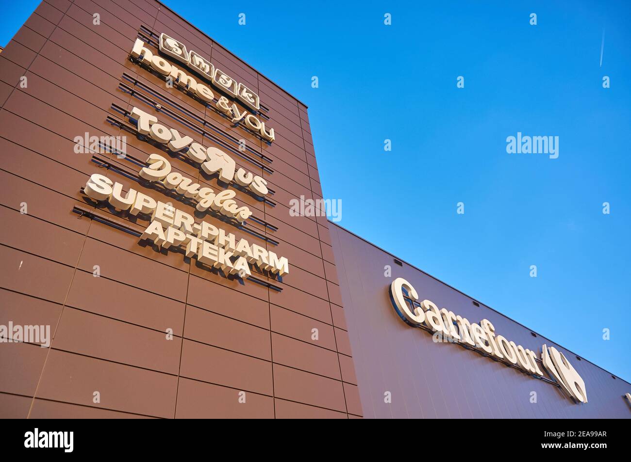 POZNAN, POLONIA - 03 dicembre 2017: Molti loghi aziendali sull'edificio del centro commerciale Pornania Foto Stock