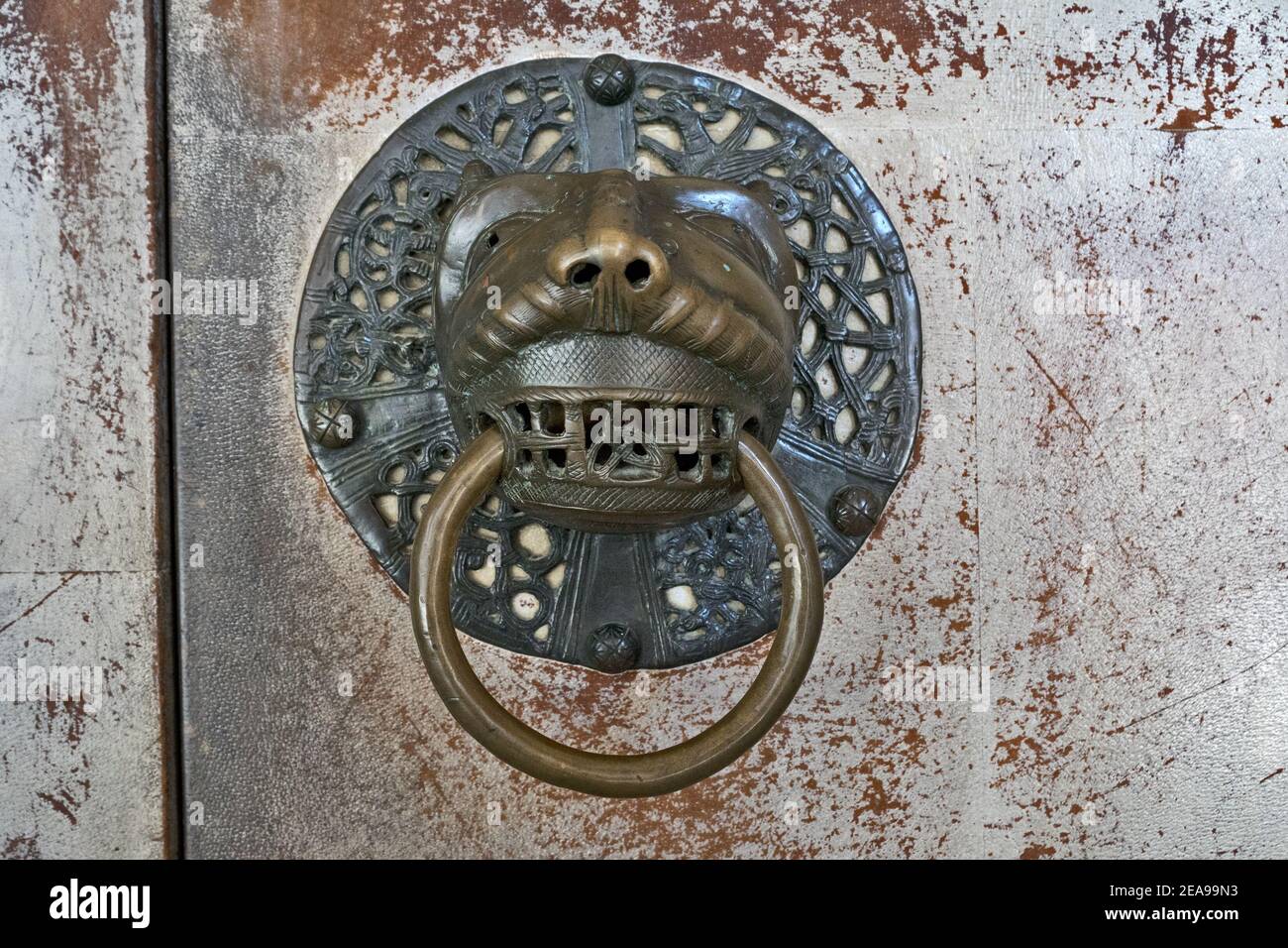 Alpirsbach, Germania: Maniglia storica della porta al cancello d'ingresso del monastero Foto Stock