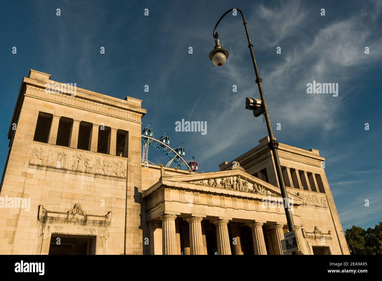 Estate in città, Königsplatz Monaco, ruota panoramica Foto Stock