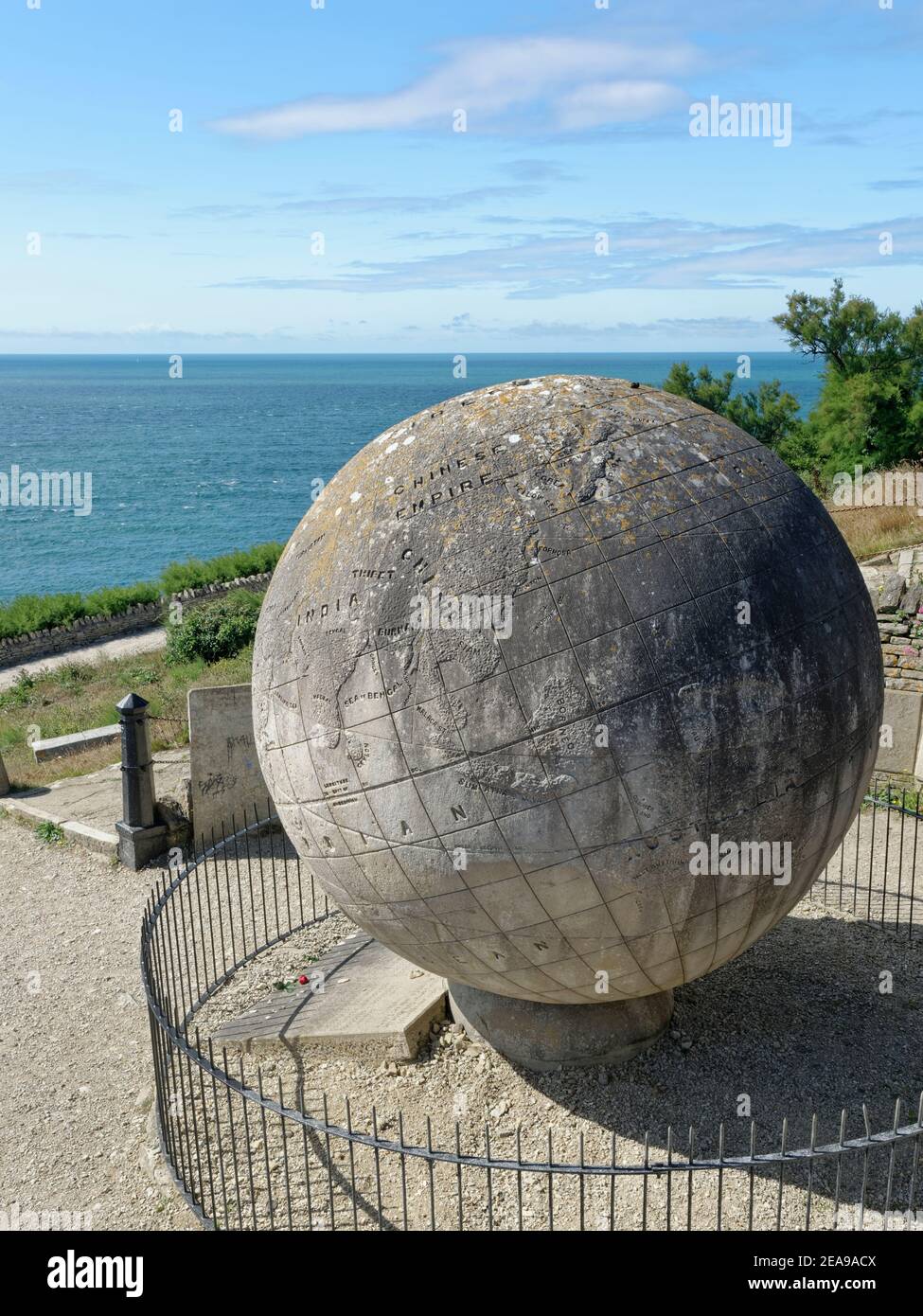 Il Grande Globe, un globo di pietra di Portland da 40 tonnellate con una mappa del mondo scolpito sulla superficie, sotto il castello di Durlston, Durlston Head, Swanage, Dorset UK Foto Stock