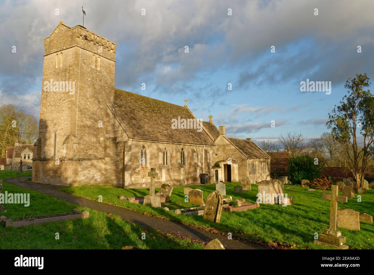 Chiesa di San Pietro, Monkton Farleigh villaggio in bassa luce invernale, vicino Bradford on Avon, Wiltshire, Regno Unito, dicembre 2020. Foto Stock