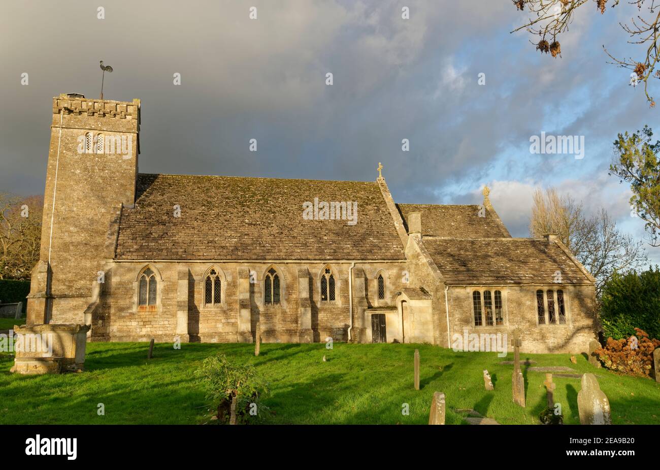 Chiesa di San Pietro, Monkton Farleigh villaggio in bassa luce invernale, vicino Bradford on Avon, Wiltshire, Regno Unito, dicembre 2020. Foto Stock