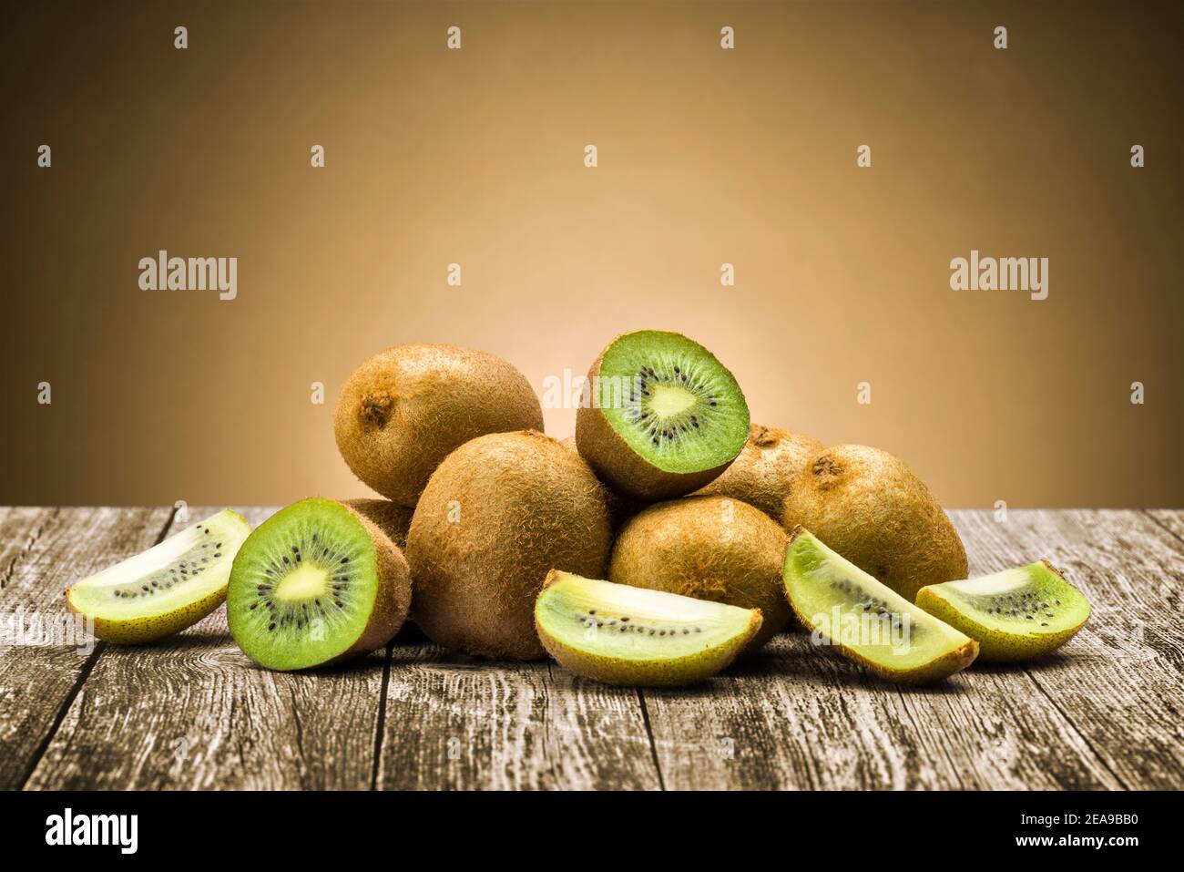 frutta kiwi con fette su tavolo di legno Foto Stock