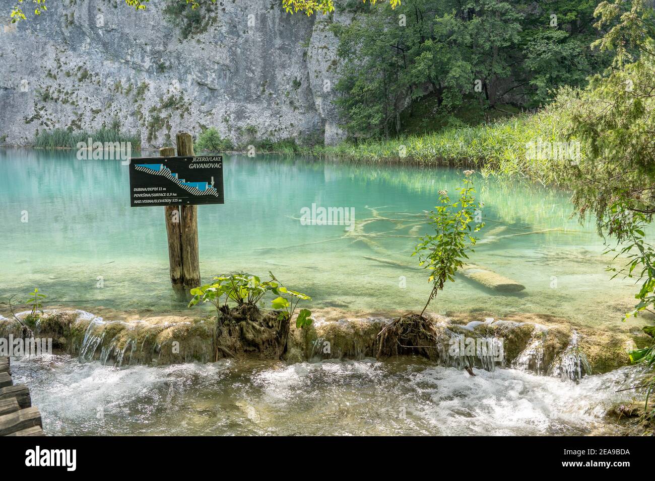 Plitvice, Croazia - 11 agosto 2020: Segno del lago all'interno del lago di Plitvice in estate Foto Stock