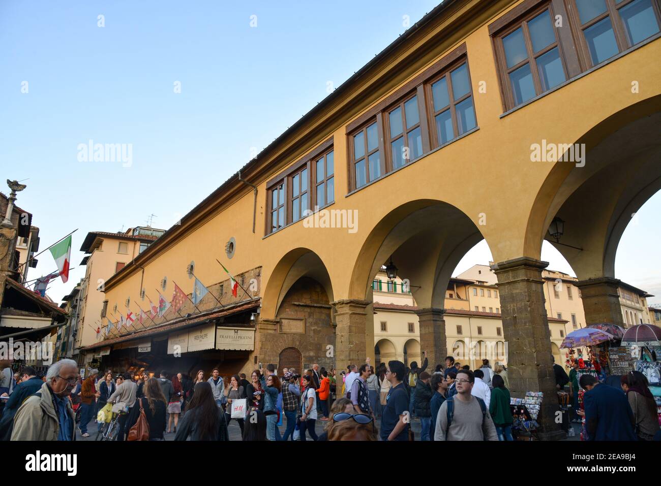 Turisti al famoso Ponte Vecchio di Firenze Foto Stock