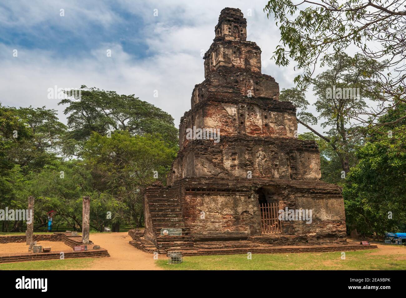 La Satmahal Prasada, o 'torre a piani di pari', nell'antica città reale del Regno di Polonnaruwa nella Provincia Nord Centrale dello Sri Lanka. Foto Stock