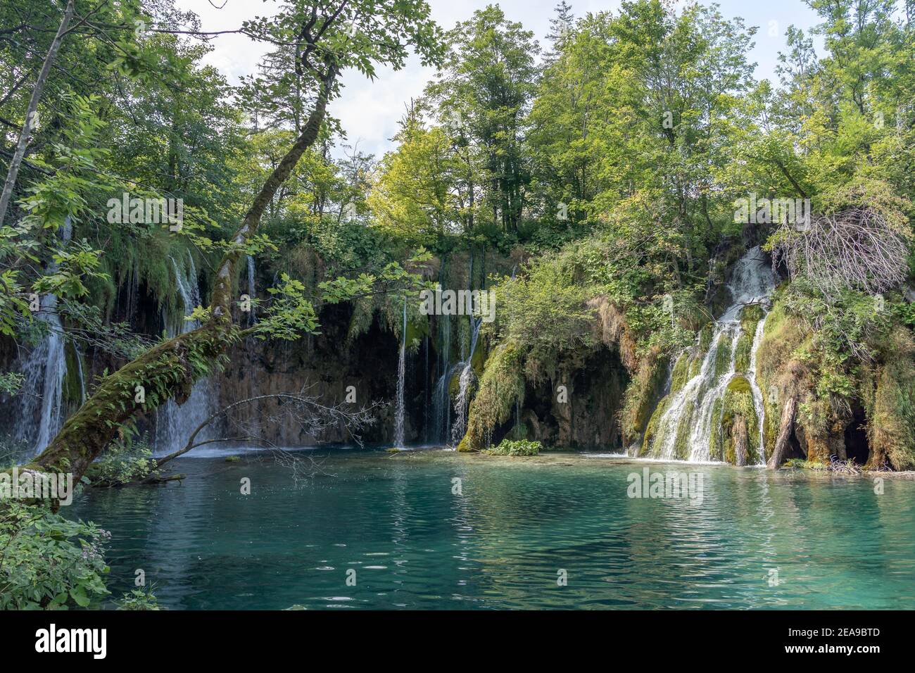 Plitvice, Croazia - 11 agosto 2020: Cascata nella zona dei laghi in estate Foto Stock