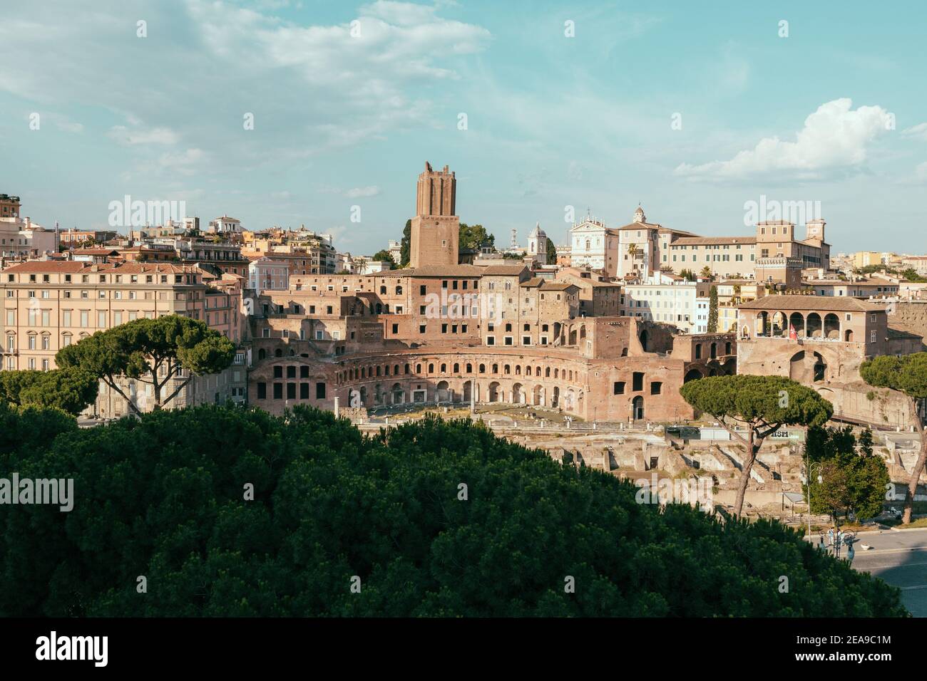 Vista panoramica della città di Roma con i Mercati di Traiano (Mercati di Traiano) e Foro Romano da Vittorio Emanuele II monumento noto anche come il Vittoriano. Foto Stock