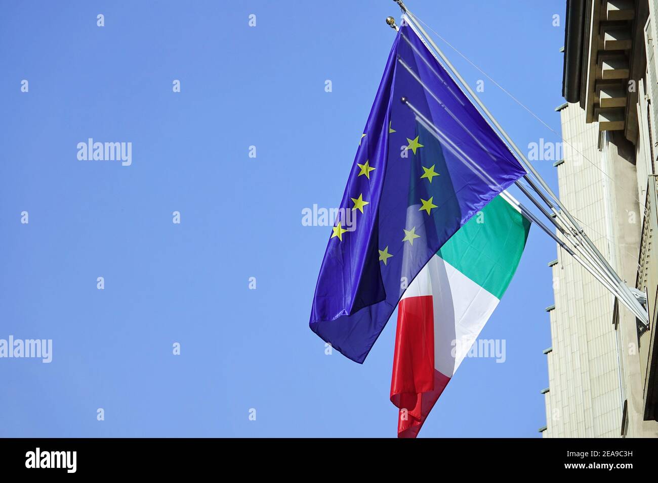 Bandiera dell'Italia e bandiera dell'Europa che sventolano insieme Foto Stock