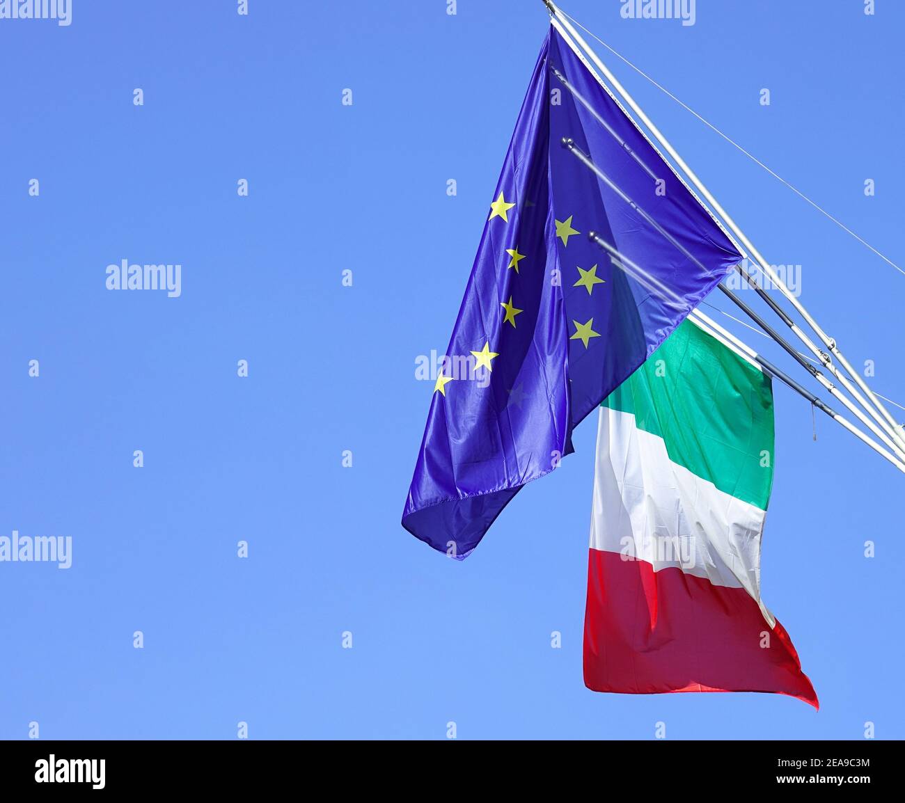 Bandiera dell'Italia e bandiera dell'Europa che sventolano insieme Foto Stock