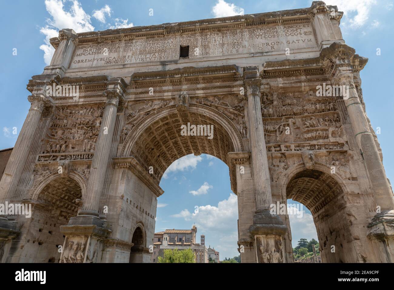 Roma, Italia - 20 Giugno 2018: l'Arco di Settimio Severo (Arco di Settimio Severo) all'estremità nord-ovest del Foro Romano è un marmo bianco trionfo Foto Stock