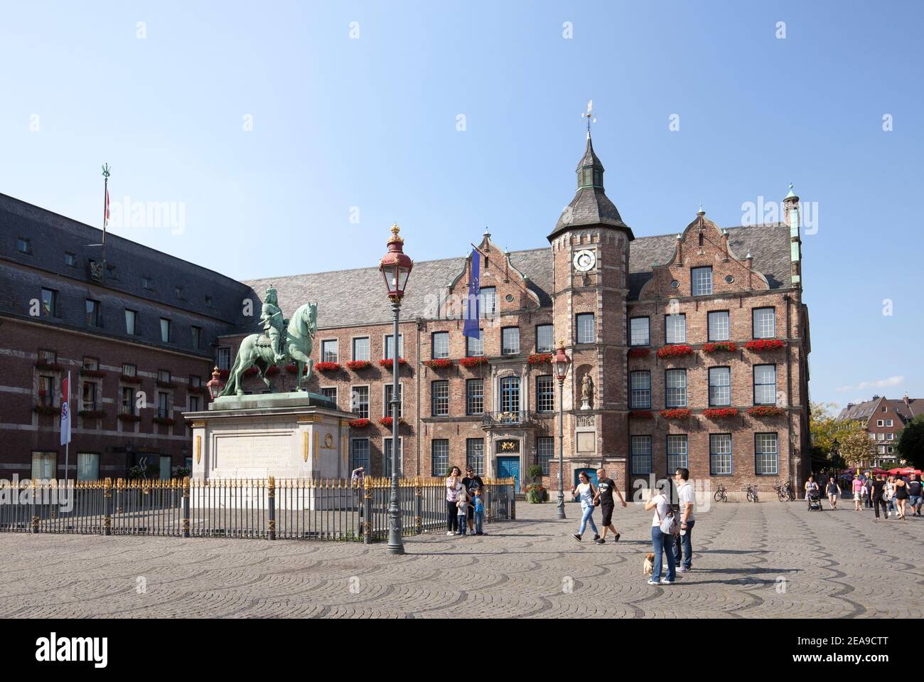 Municipio con la statua Jan Wellem, piazza del mercato, Duesseldorf Foto Stock