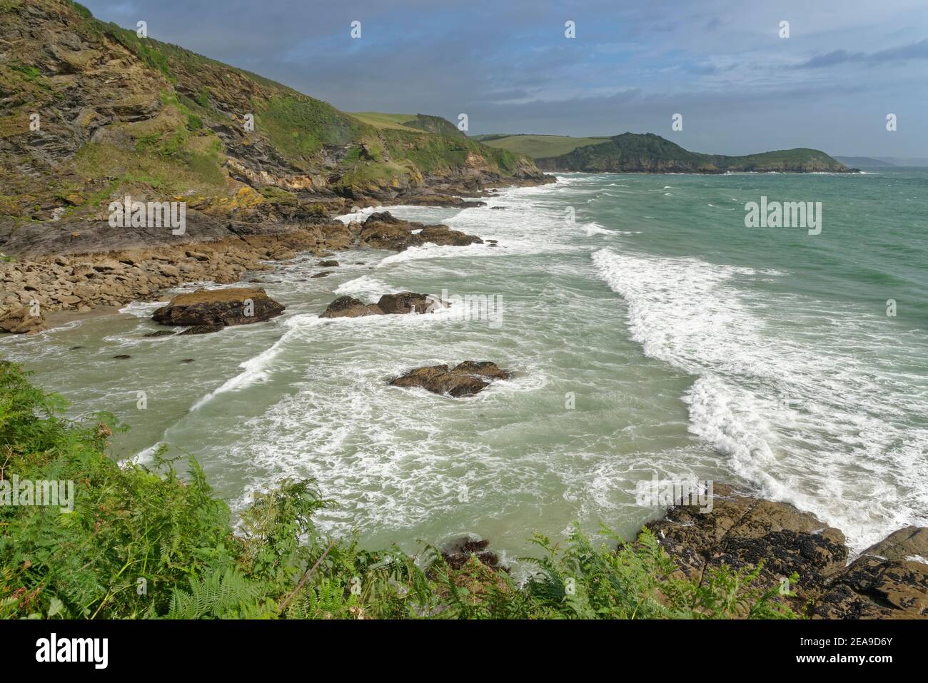 Vista a nord dal South West Coast Path di Polrudden Cove e verso Drennick e Black Head, vicino a Pentewan, Cornovaglia meridionale, Regno Unito, agosto 2020. Foto Stock