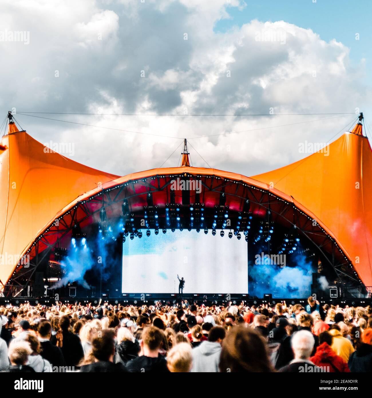 ROSKILDE, DANIMARCA - 10 luglio 2019: Scatto verticale del famoso Orange Stage al Roskilde festival 2019 con la cantante sul palco che alza la mano Foto Stock