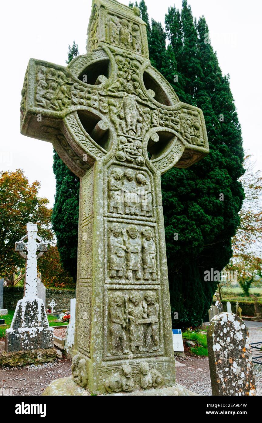 Faccia ovest. La Croce di Muiredach è una grande croce celtica del 10° secolo, o forse 9°, alta 5.5 metri, situata a Monasterboice nella contea di Louth nel Foto Stock