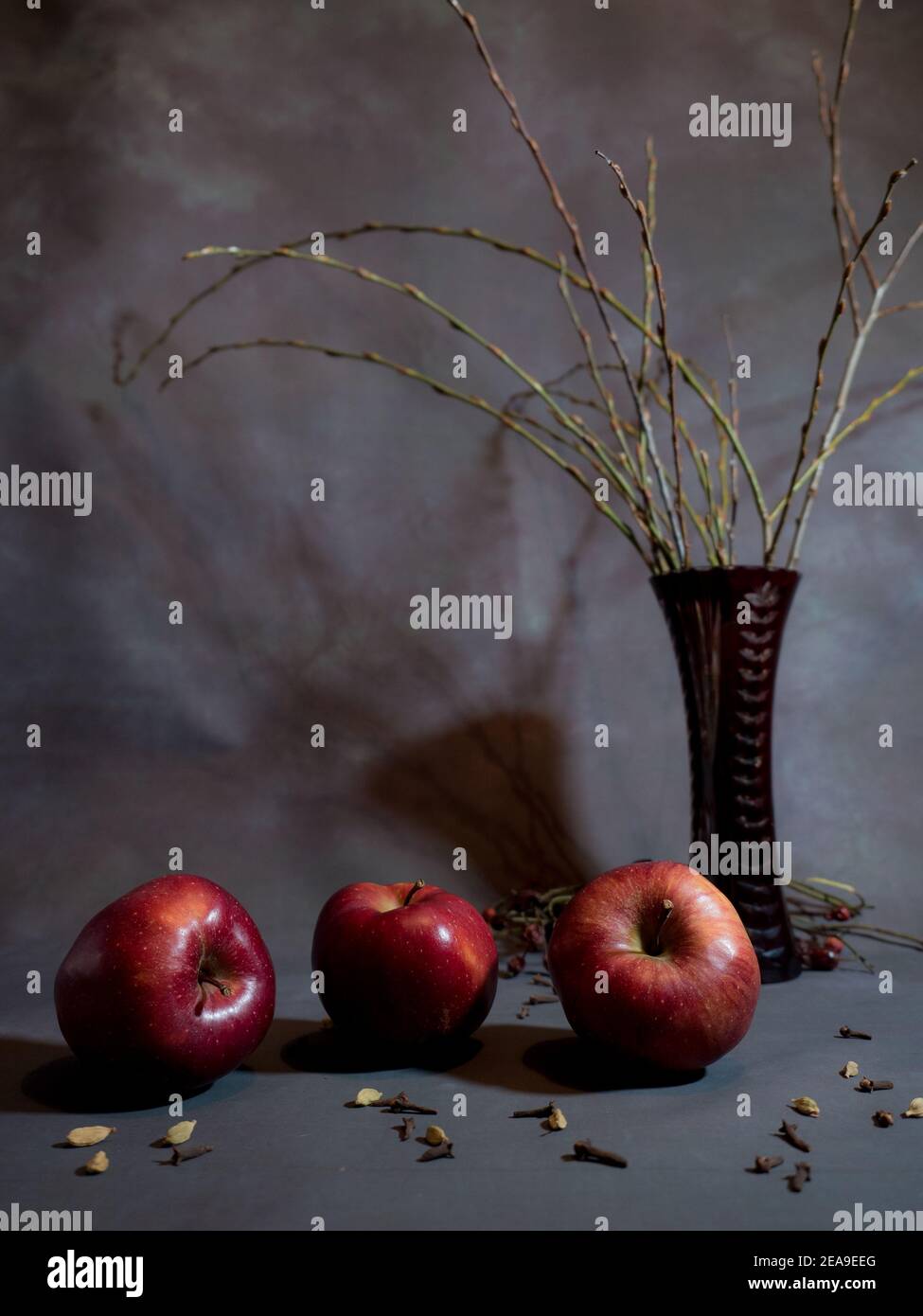 Ancora vita con mele e piante Foto Stock