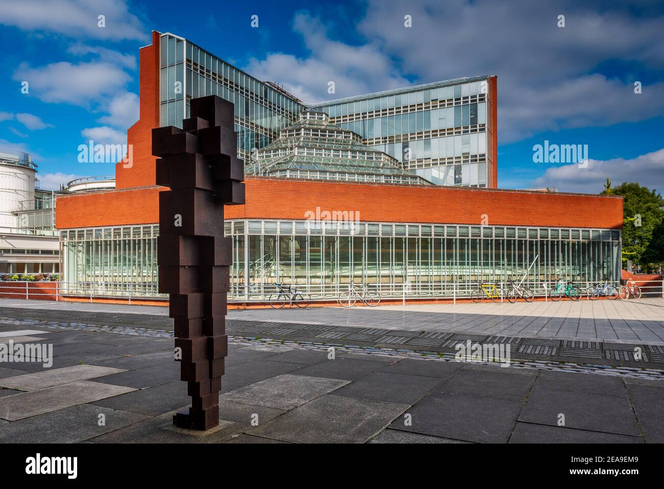 Facoltà di Storia Cambridge - Modernista Stirling Building Cambridge con Antony Gormley Sculpture Daze IV. Architetto James Stirling 1968. Grado II*. Foto Stock