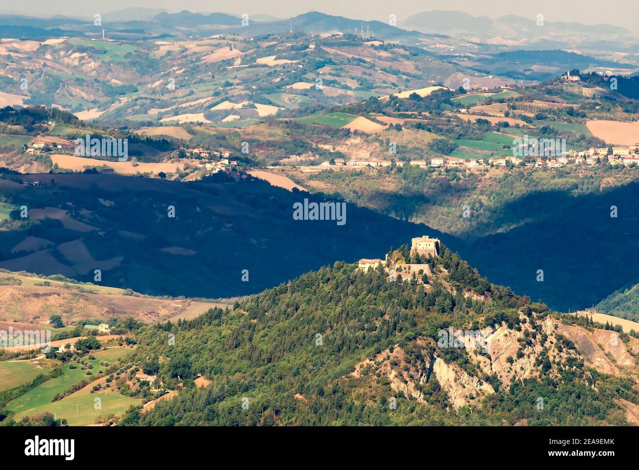 Vista panoramica del paesaggio che circonda la Repubblica di San Marino con il Castello di Montebello di Torriana in primo piano, Italia Foto Stock