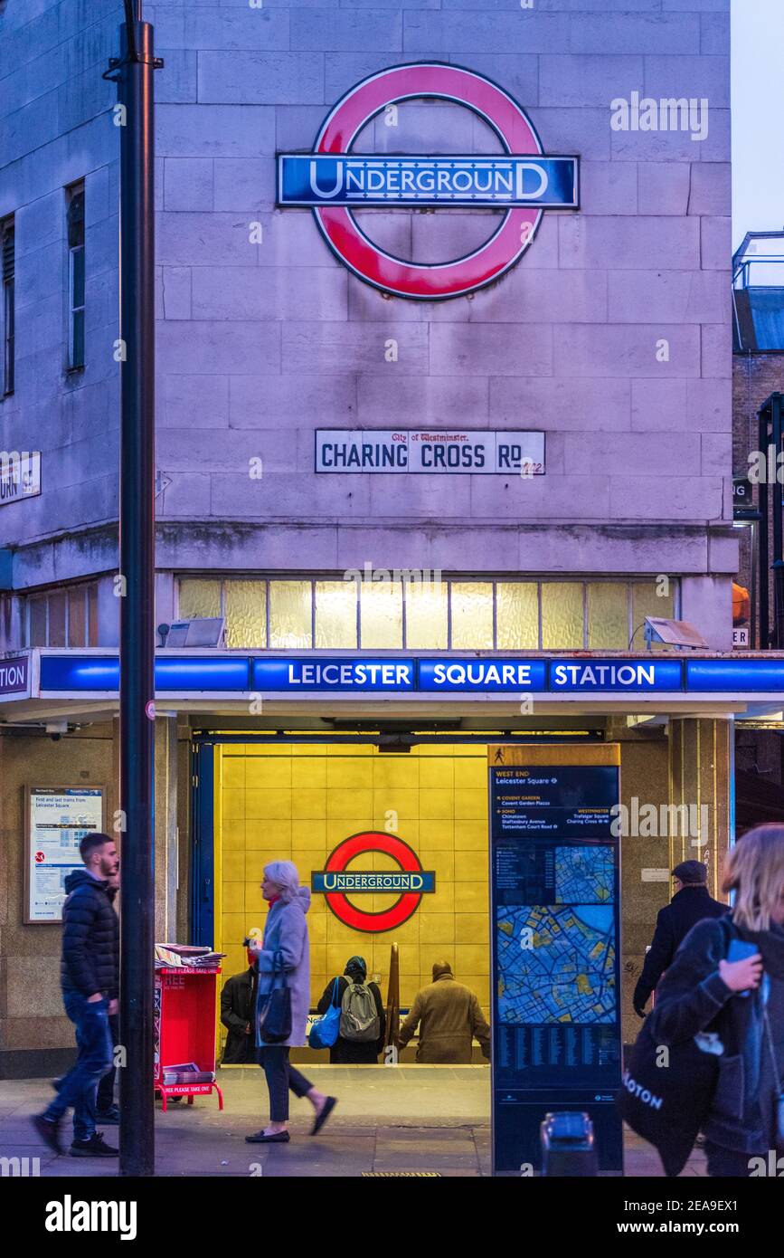 Stazione della metropolitana di Leicester Square, Londra - insegna della metropolitana vintage London Presso la stazione di Leicester Square a Charing Cross Road Londra WC2 Foto Stock