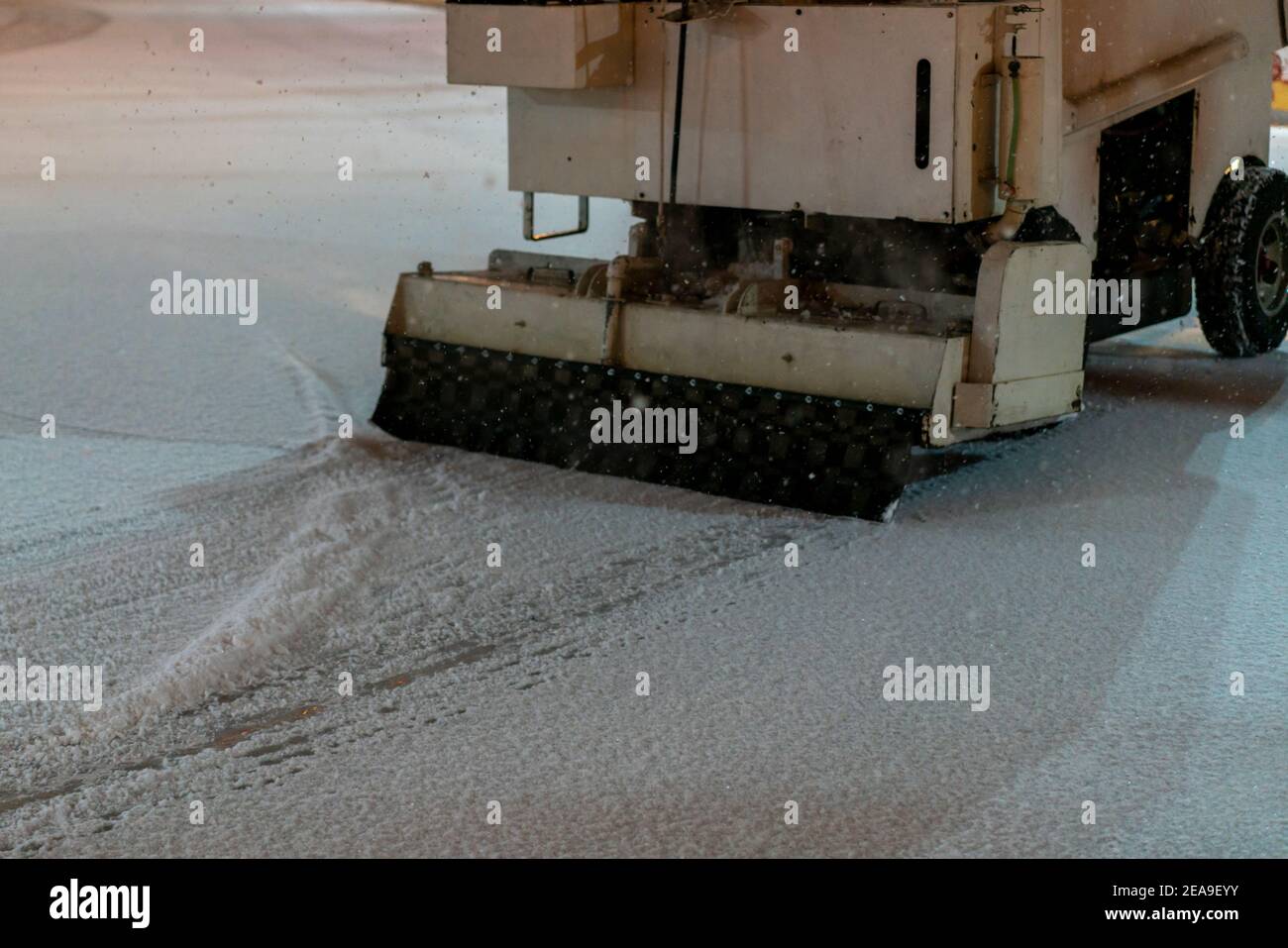 Pista di pattinaggio pubblica all'aperto con macchina per la risurrezione del ghiaccio da vicino Foto Stock