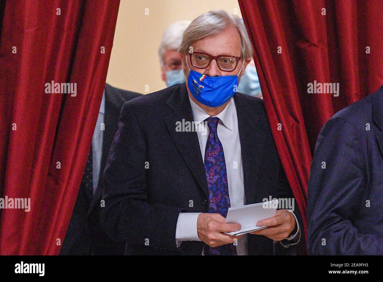 Roma, Italia. 8 febbraio 2021. Crisi del governo secondo turno di consultazioni di Draghi per la formazione del nuovo governo nella foto Vittorio Sgarbi Editorial Usage Only Credit: Independent Photo Agency/Alamy Live News Foto Stock