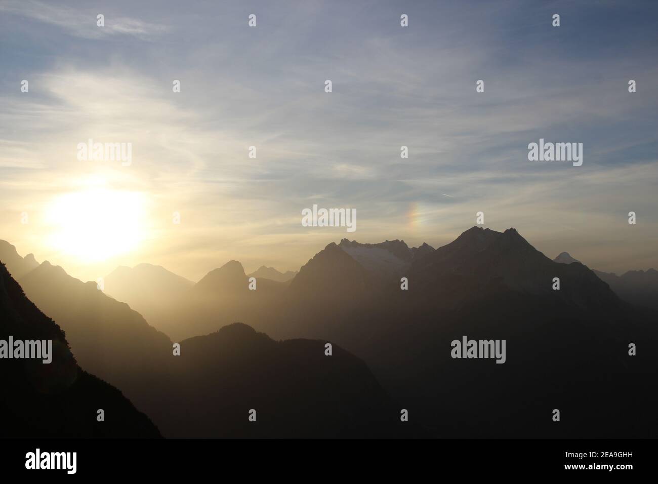 Tramonto verso i Monti Wetterstein, Zugspitze sullo sfondo, preso sul Gamseck sopra il rifugio Mittenwalder Foto Stock