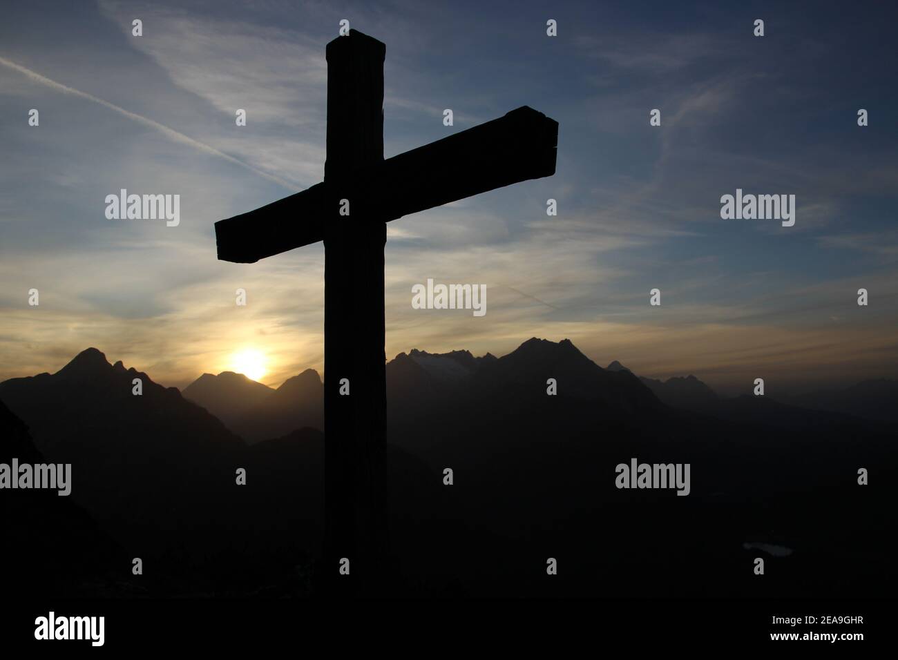 Gamseck sopra il Mittenwalder Hütte, croce commemorativa al tramonto, di fronte al Arnspitzen, Wetterstein Montagne e Zugspitze sullo sfondo Foto Stock