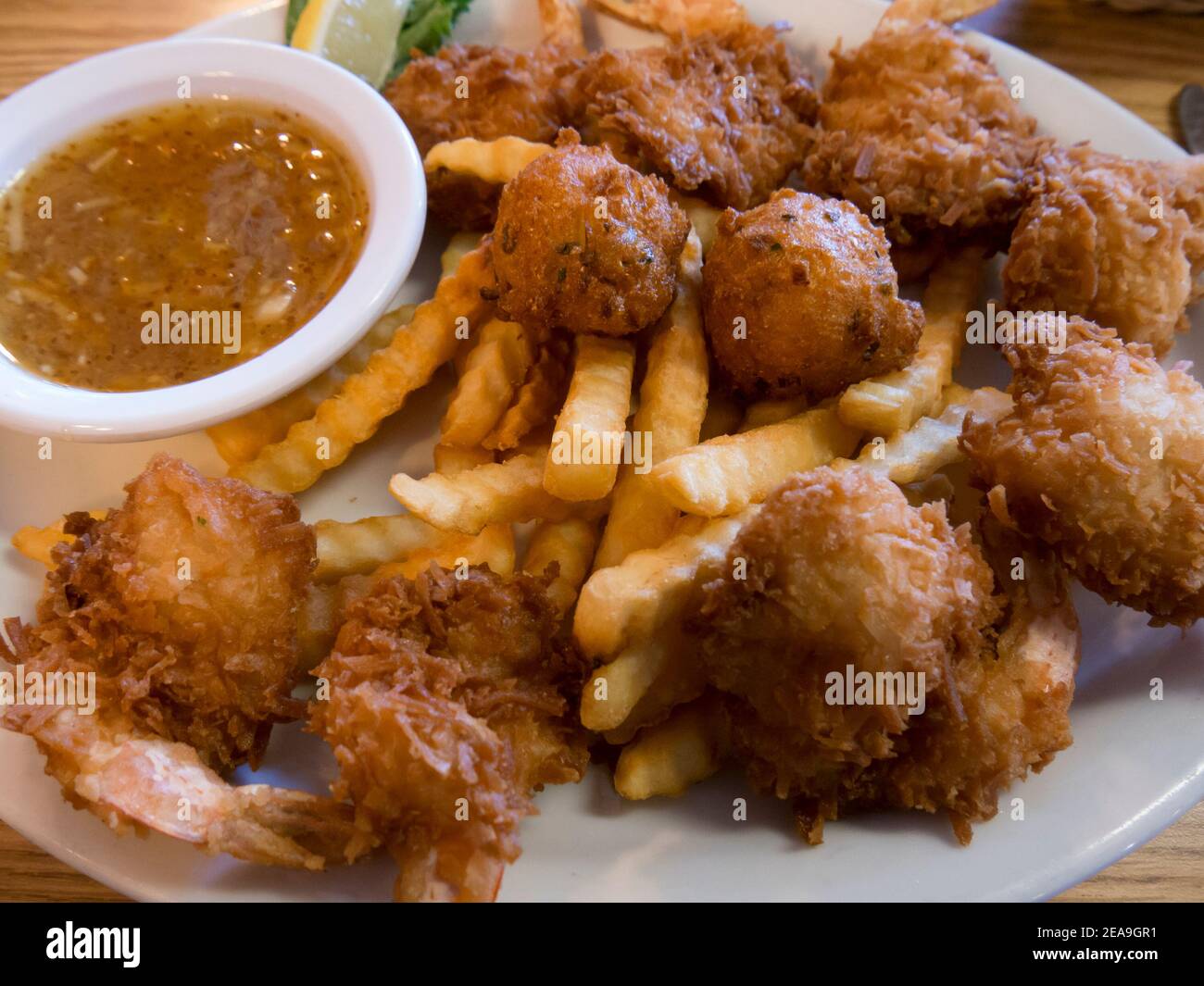 Pranzo con gamberi di popcorn, King Neptune's Seafood Restaurant, Gulf Shores, Alabama. Foto Stock