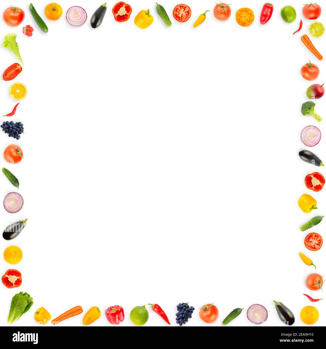 Cornice quadrata, verdure fresche mature e frutta isolate su sfondo bianco. Spazio di copia Foto Stock