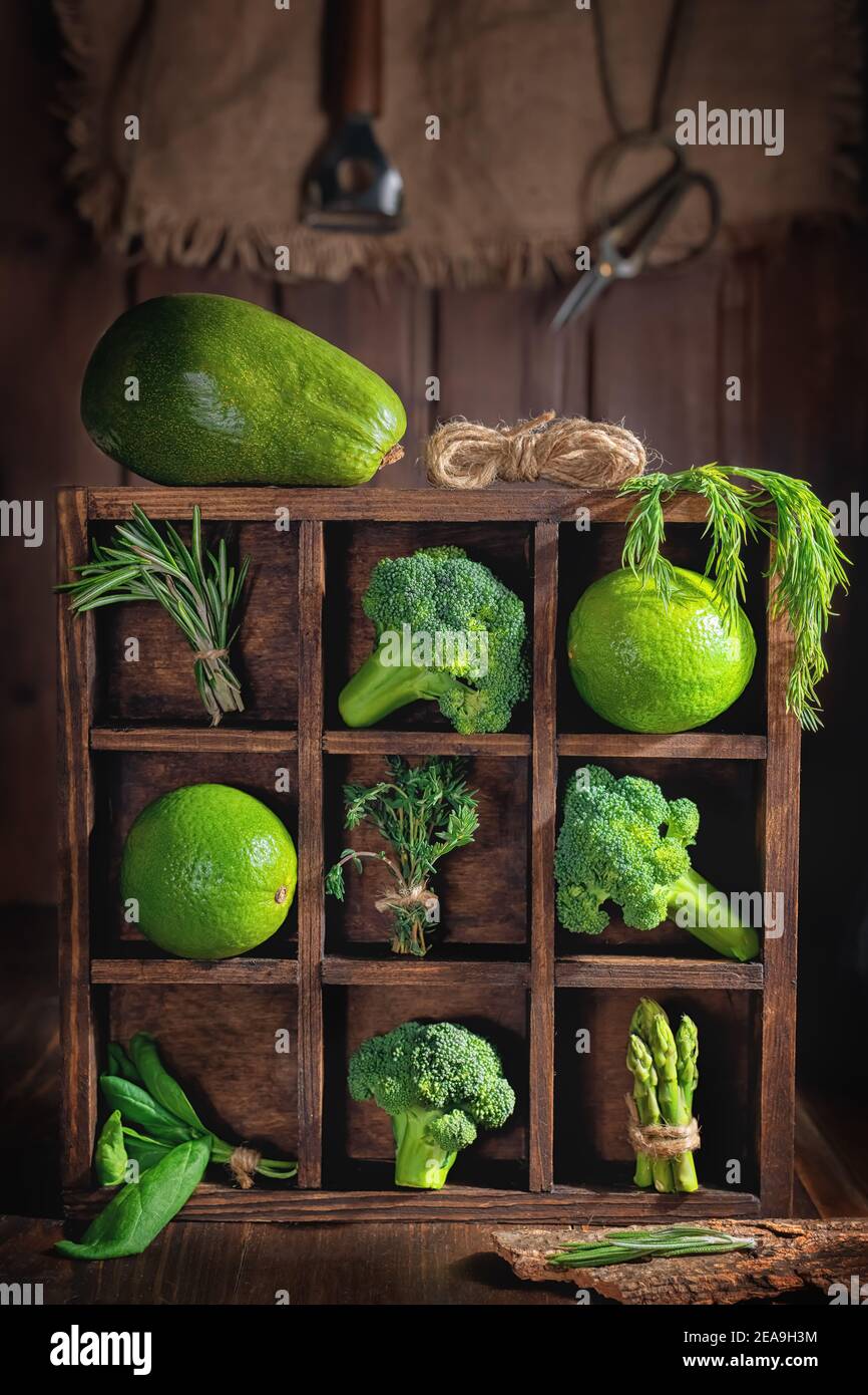 verdure di frutta verde in una scatola marrone di legno. concetto di alimentazione sana, vegetarianismo Foto Stock